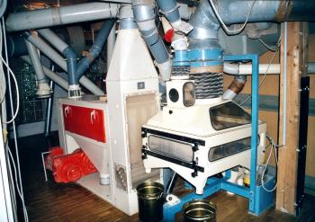 Scheuermaschine mit Separator